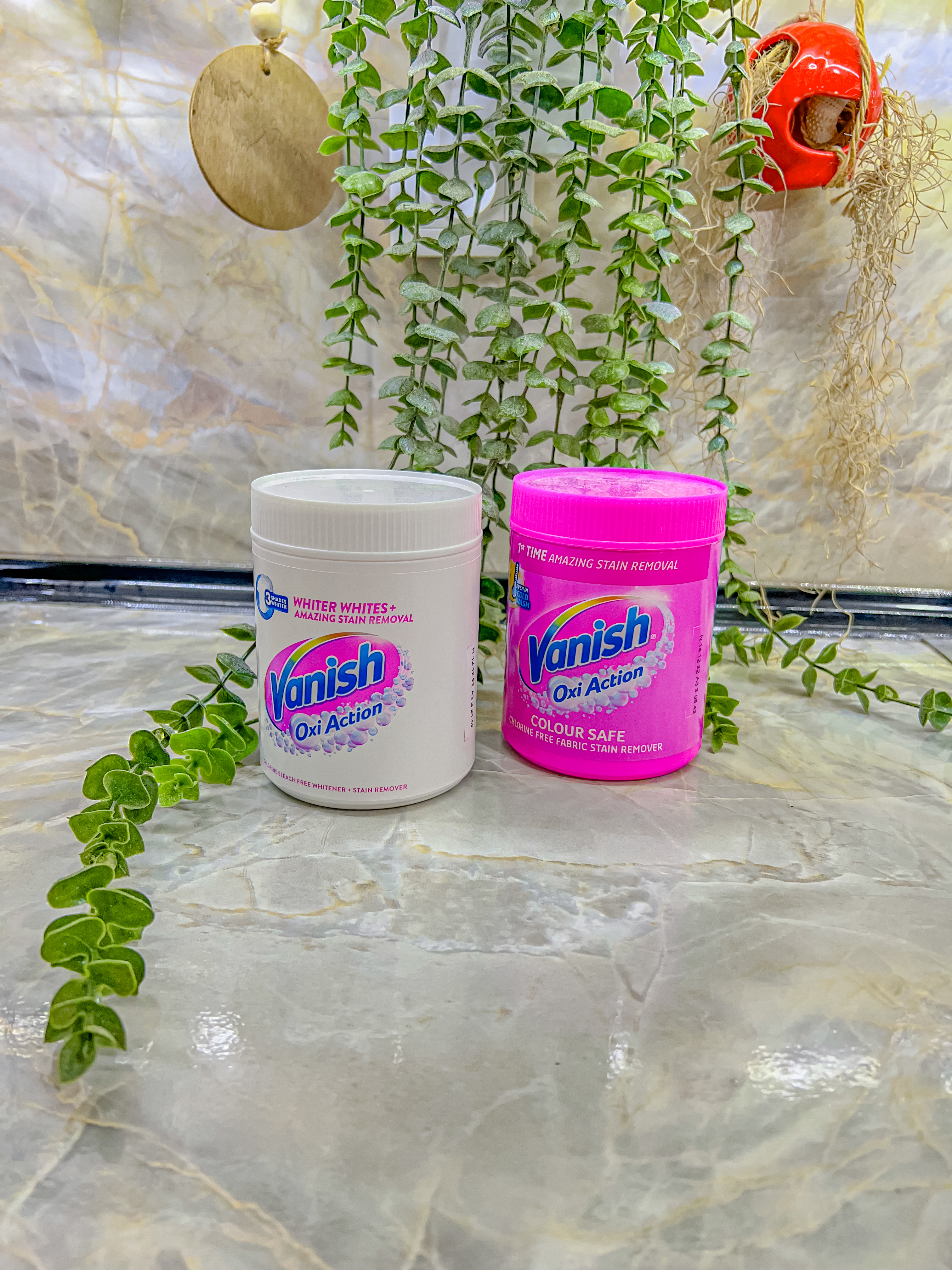 پودر لکه بر لباس ونیش در دو‌رنگ